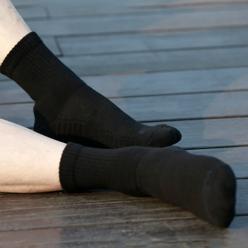 جوارب طويلة للرجال من YUEDGE ذات لون سادة تسمح بالتهوية من القطن ومزودة بتدريبات اللياقة البدنية ورياضيين