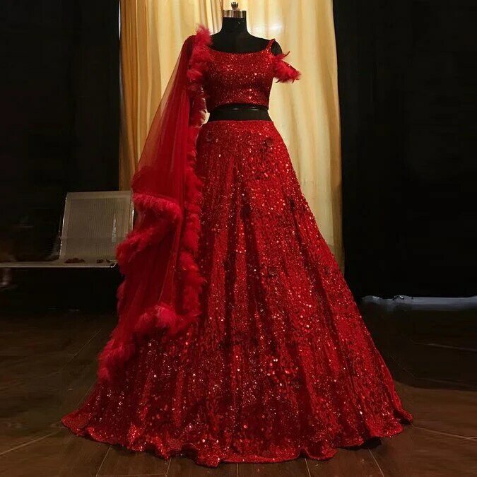 فستان سهرة ترابيز من قطعتين باللون الأحمر ، زي ساحر ، المملكة العربية السعودية ، بأكمام كيب ، ترتر ، مع ريش