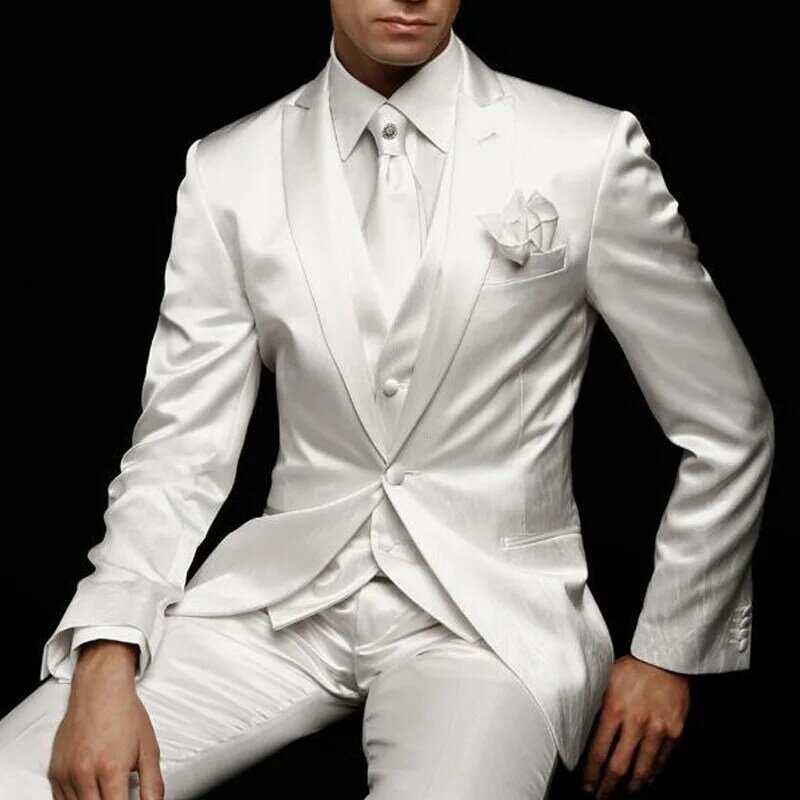 بدلة زفاف بيضاء للرجال لبدلات العريس 2020 بقصة ضيقة مناسبة للحفلات الراقصة بدل رجالي مخصصة من الساتان 3 قطع جاكيت وصدرية ملابس رجالي