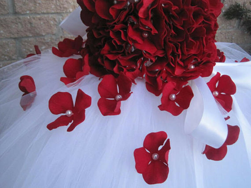 فستان توتو للبنات ، تول أبيض مع زهرة وبتلات حمراء ، فيونكة شريطية ، لأعياد الميلاد أو الزفاف