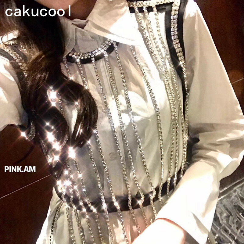 Cakucool-بلوزة جديدة بأكمام طويلة مع سلسلة ألماس لامعة ، قميص أبيض مخرم ، بلوزات كورية أنيقة للنساء