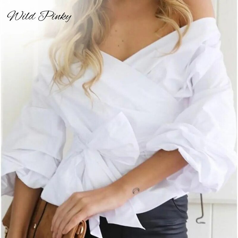 WildPinky-بلوزة بيضاء غير رسمية مع أكتاف عارية وفتحة رقبة على شكل V وأكمام مجمعة مع حزام فيونكة للنساء