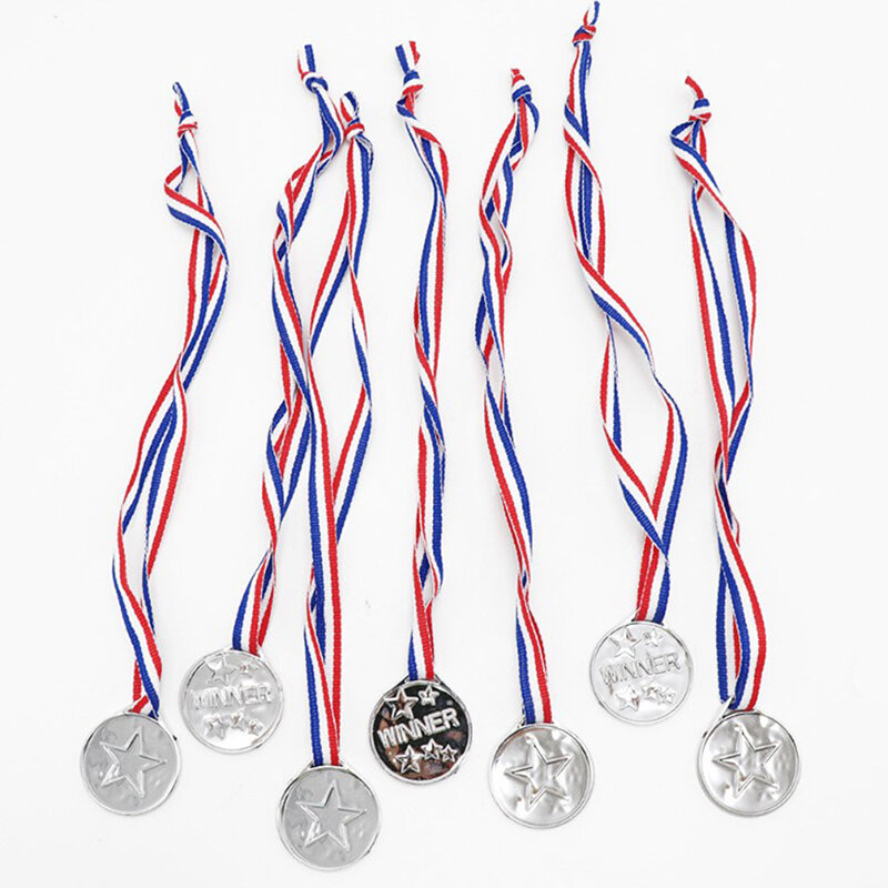 1 قطعة الاطفال الأطفال الذهب البلاستيك الفائزين ميداليات الرياضة اليوم حزب حقيبة جوائز جائزة اللعب للأطفال حزب المرح صور الدعائم