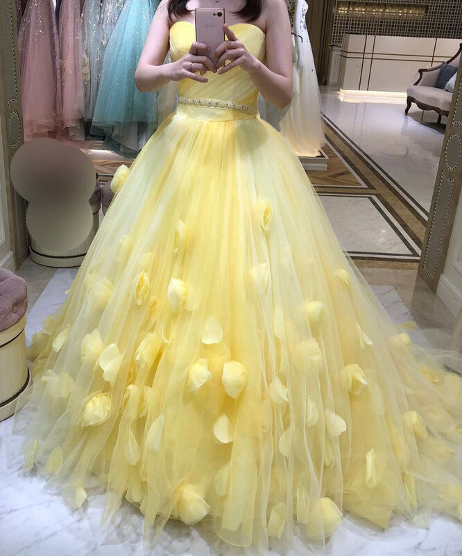 مشرق الأصفر فستان الزفاف حمالة الحبيب عالية الخصر الزهور الصناعية سويب قطار الدانتيل يصل الظهر ثوب الحدث الأحجام المتاحة