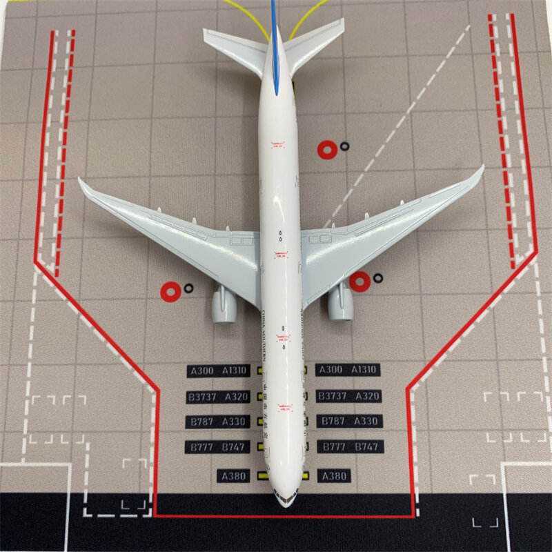 نموذج طائرة ثابتة ، بوينغ B777 ، مع عجلات ، 20 سنتيمتر طويلة ، الصين الجنوبية الهدايا ، طائرة نموذجية اللعب ، اكسسوارات الطائرات