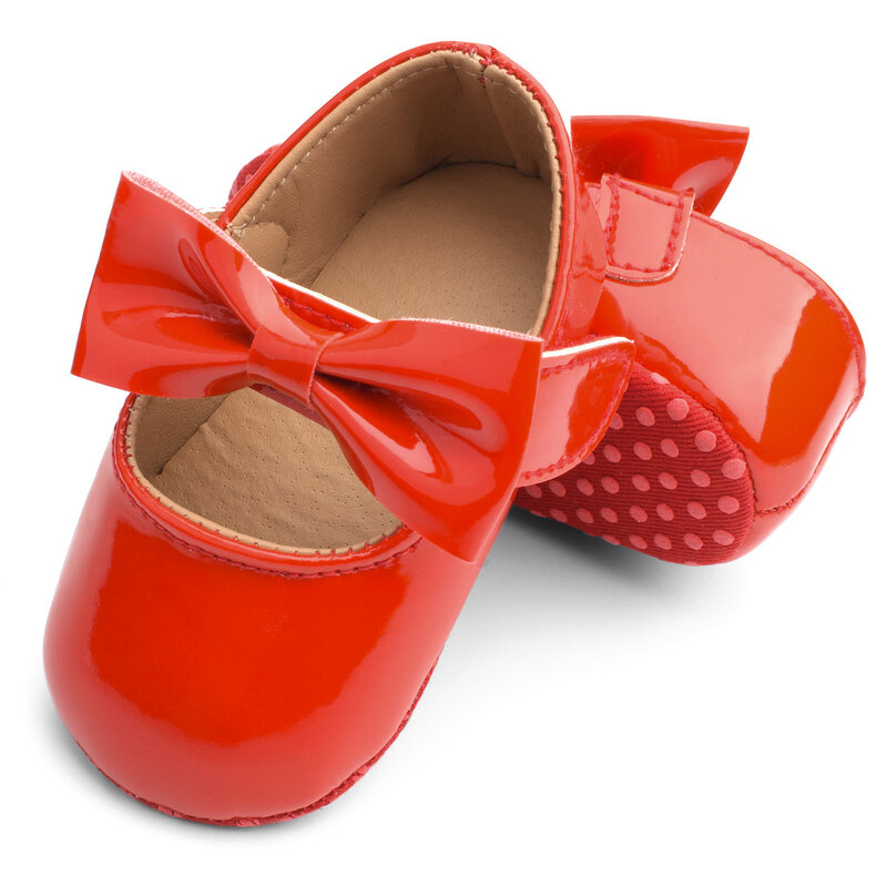 أحذية جديدة لحديثي الولادة من البنات أحذية بمشبك من الجلد اللامع مشوا لأول مرة مع فيونكة أحمر أسود وردي أبيض ناعم سوليد أحذية غير قابلة للانزلاق لسرير الأطفال