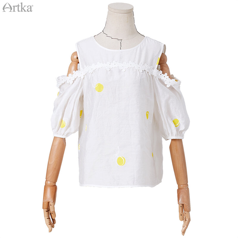 ARTKA بلوزة جديدة موضة صيف 2020 للسيدات قميص شيفون أبيض مطبوع عاري الكتفين بلوزة فضفاضة قصيرة الأكمام قميص دانتيل SA20205C