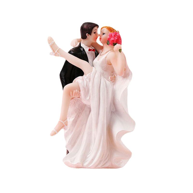 كعكة الزفاف القبعات العالية للعروس والعريس ، تمثال زوجين ، مكتب الديكور