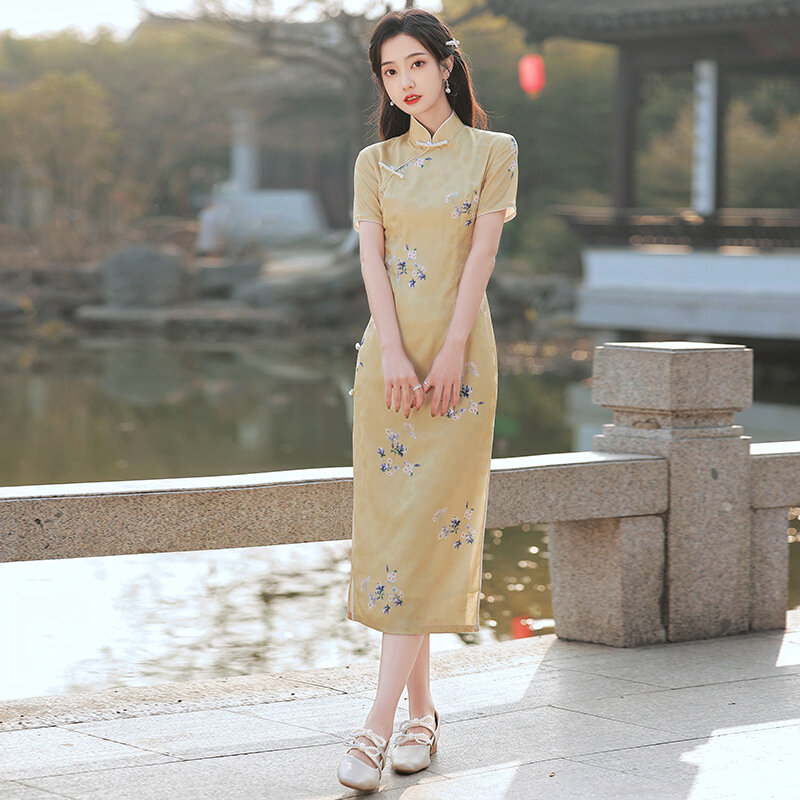 المرأة الأزهار طباعة طويلة ضئيلة تشيباو الصينية التقليدية الأصفر الساتان شيونغسام قصيرة الأكمام انقسام فستان عتيق