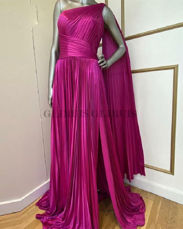 فستان رسمي لحفلات التخرج بكتف واحد وبفتحة جانبية عالية باللون البنفسجي الزمردي بدون أكمام