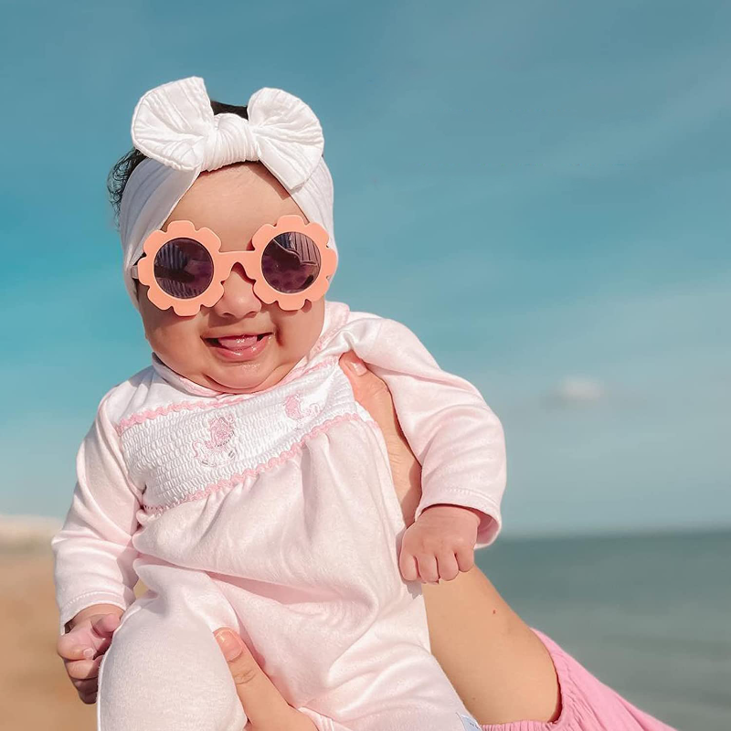 نظارات شمسية مستقطبة للأطفال 0-24 شهرًا مزودة بزهور شمسية مستديرة من Polarizrd مرنة قابلة للانحناء مزودة بشريط للأطفال حديثي الولادة