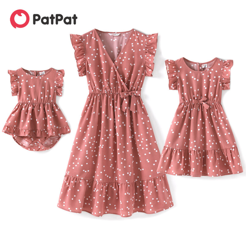 ملابس متشابهة للعائلة من patbet ملابس للأم والبنت في جميع أنحاء النقاط وردية متقاطعة ورقبة على شكل حرف V وفساتين بأكمام مزركشة مكشكشة