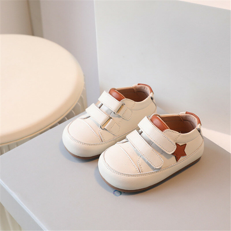 أحذية أطفال جديدة للأطفال من عمر 0 إلى 5 سنوات مصنوعة من جلد الألياف الدقيقة حذاء بيرفوت للأطفال الصغار بنجوم ونعل ناعم مناسب للخروج والتنس أحذية رياضية للأطفال