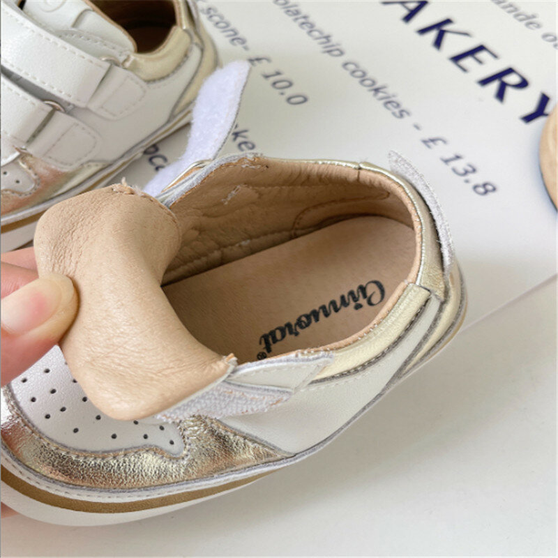 حذاء أطفال خريفي جديد 2023 حذاء حفاة للأطفال من الجلد للبنات الصغار حذاء خفيف ناعم للخروج والتنس للأطفال الصغار