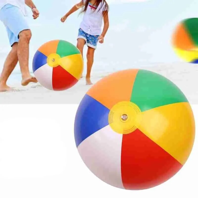حمام سباحة خارجي وألعاب كرة قابلة للنفخ على الشاطئ ، الدعائم الرياضية الممتعة ، لعبة الكرة الطائرة الشاطئية ، التفاعل بين الوالدين والطفل ، الصيف