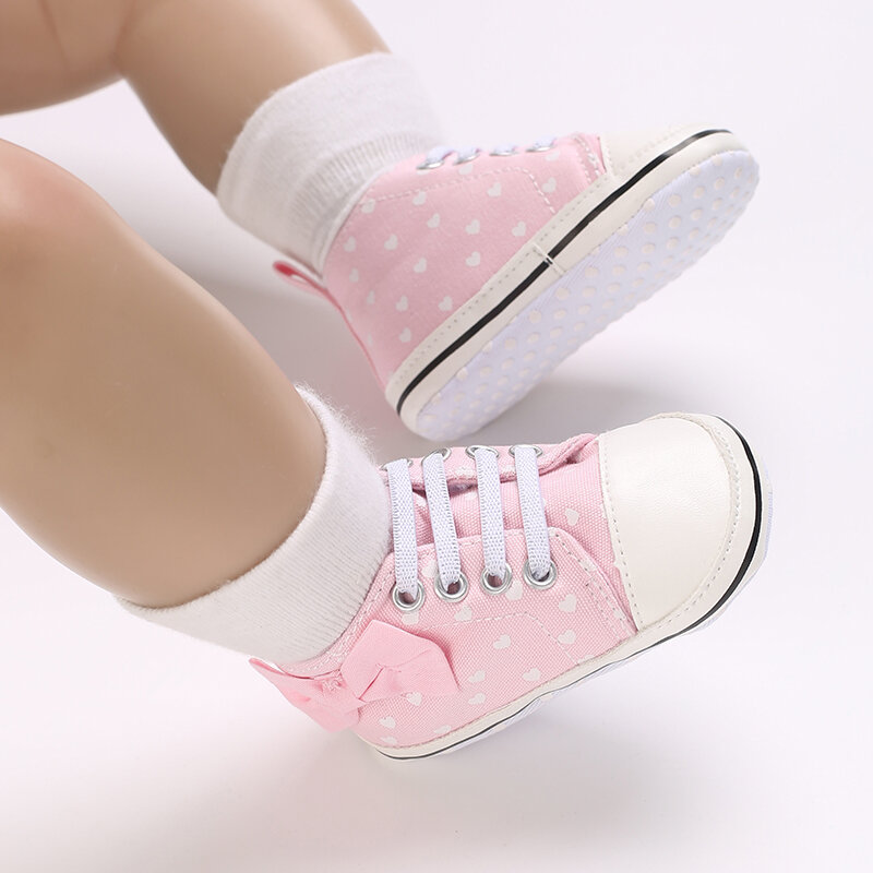 حذاء قماشي مع قوس على شكل قلب للطفل ، حذاء رياضي بنعل ناعم للطفل الصغير ، حذاء كاجوال لحديثي الولادة ، 4 ألوان ، موضة للنساء ، من 0 إلى 18 شهرًا