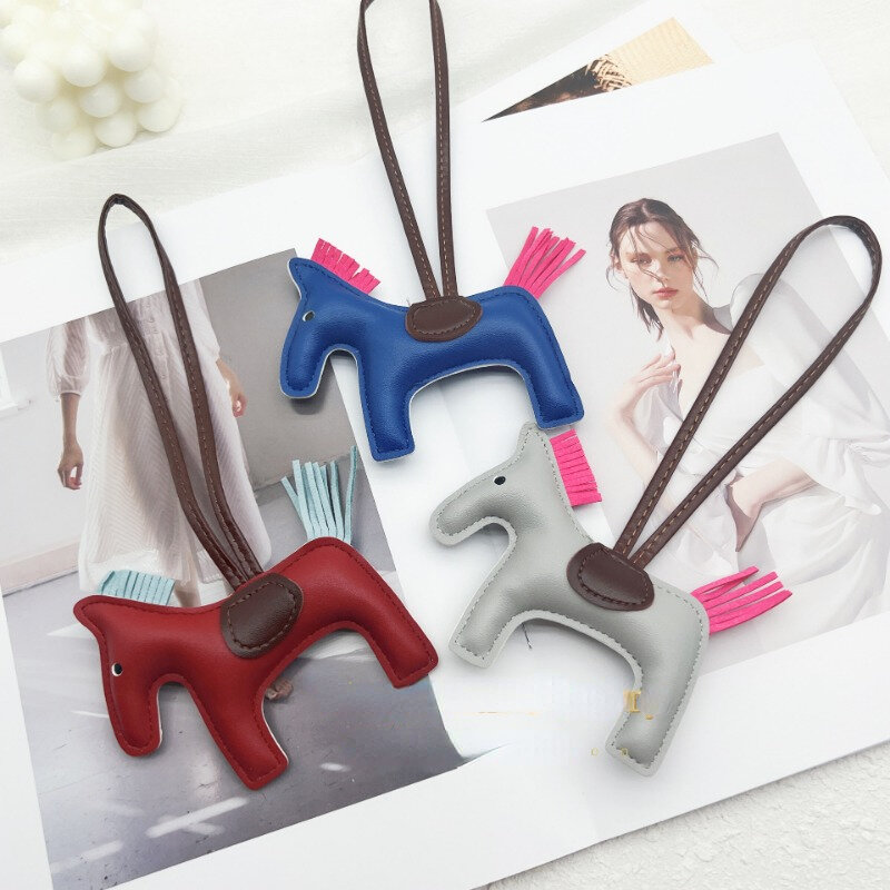 سلسلة مفاتيح حصان ومهر من الجلد الصناعي اللامع للنساء ، ملحقات حقيبة الموضة ، هدية