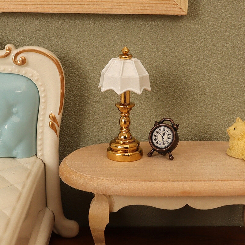 مصباح مكتب فرنسي مصغر ، ساعة منبه ، مصباح جانبي صغير ، أثاث غرفة نوم وغرفة معيشة ومنزل ، لعبة نموذجية ، بيت دمية ، 2
