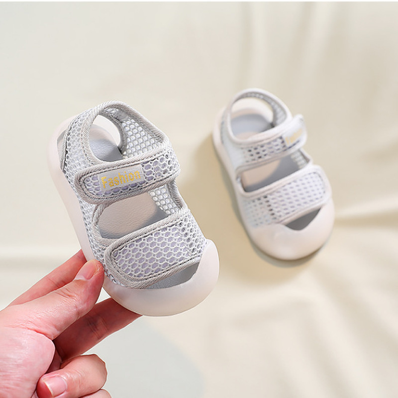 حذاء رياضي للأطفال الصغار موضة جديدة صيفية صنادل أطفال للأولاد والبنات قابلة للتنفس بلون سادة أحذية لينة سوليد مضادة للانزلاق للأطفال