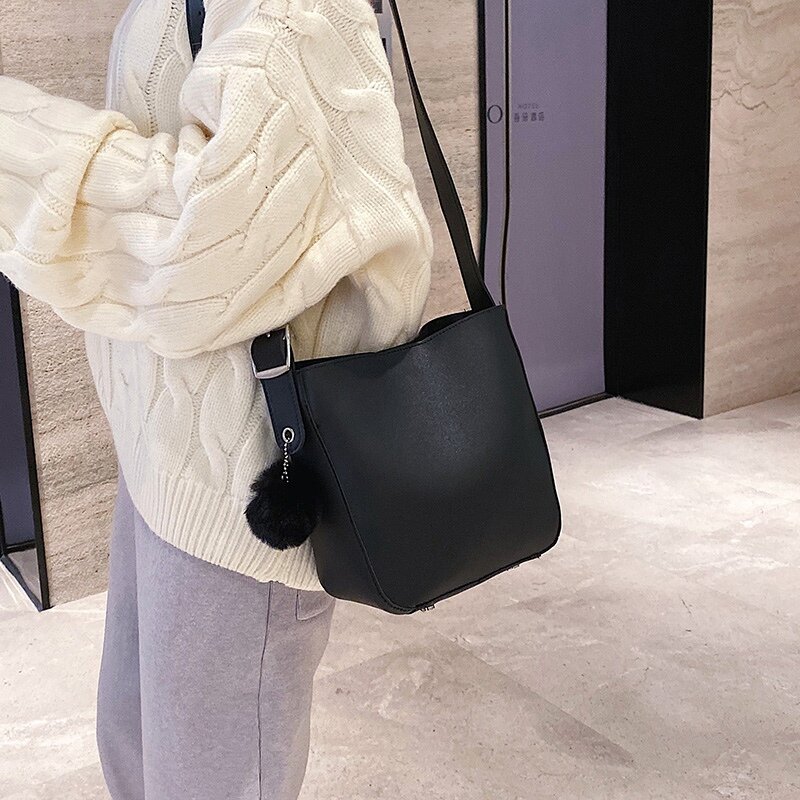 حقائب دلو صلبة بسيطة للنساء ، حقيبة كتف بكرة شعر للسيدات ، حقائب بسعة كبيرة ، تصميم جديد