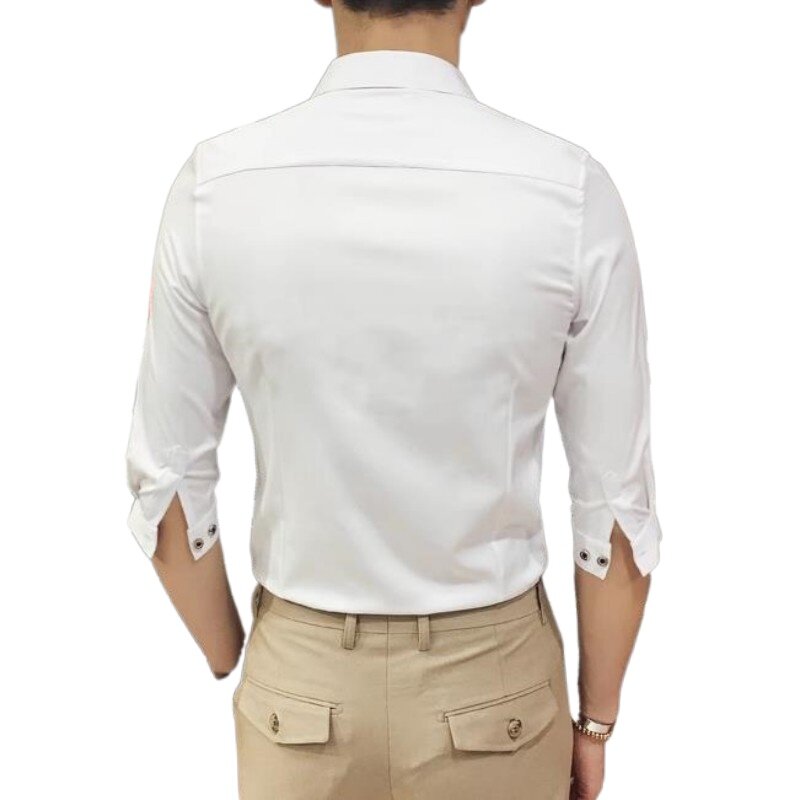 جديد 2023 النسخة الكورية للربيع والصيف من أزياء الشباب بلون واحد قميص رجالي غير رسمي ضيق ملابس العمل