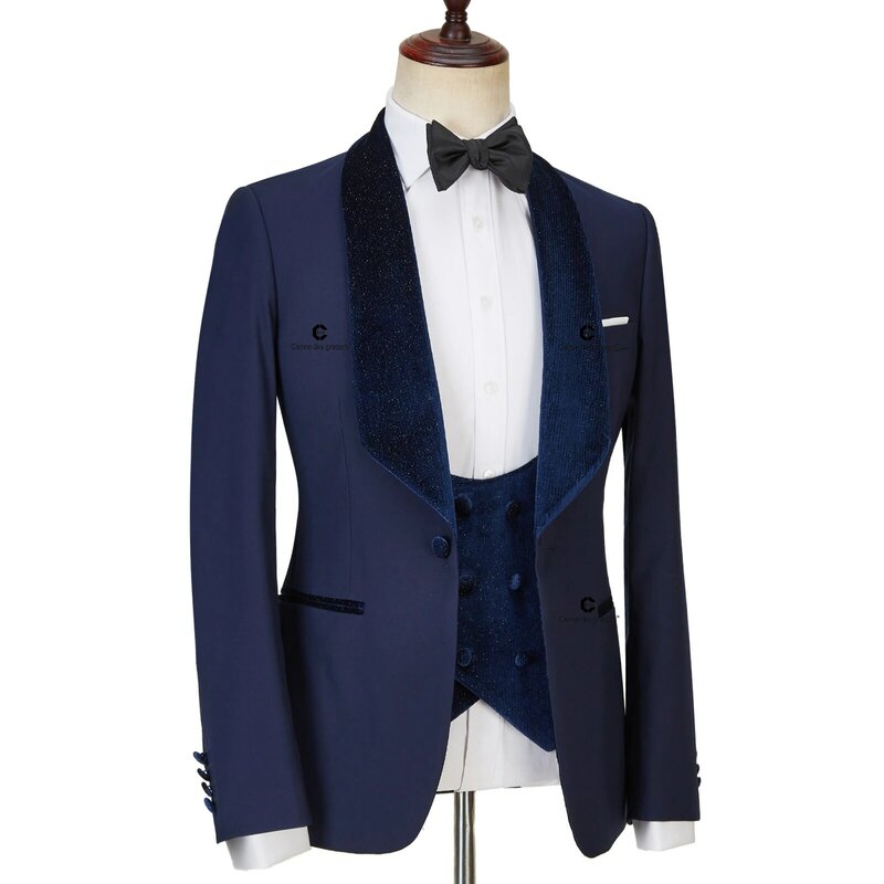 تصميم جديد 2022 من Cenne Des grooom بدلة رجالي باللون الأزرق الداكن من المخمل اللامع بدلة للرجال بدلة بليزر مناسبة لحفلات الزفاف طقم مكون من 3 قطع