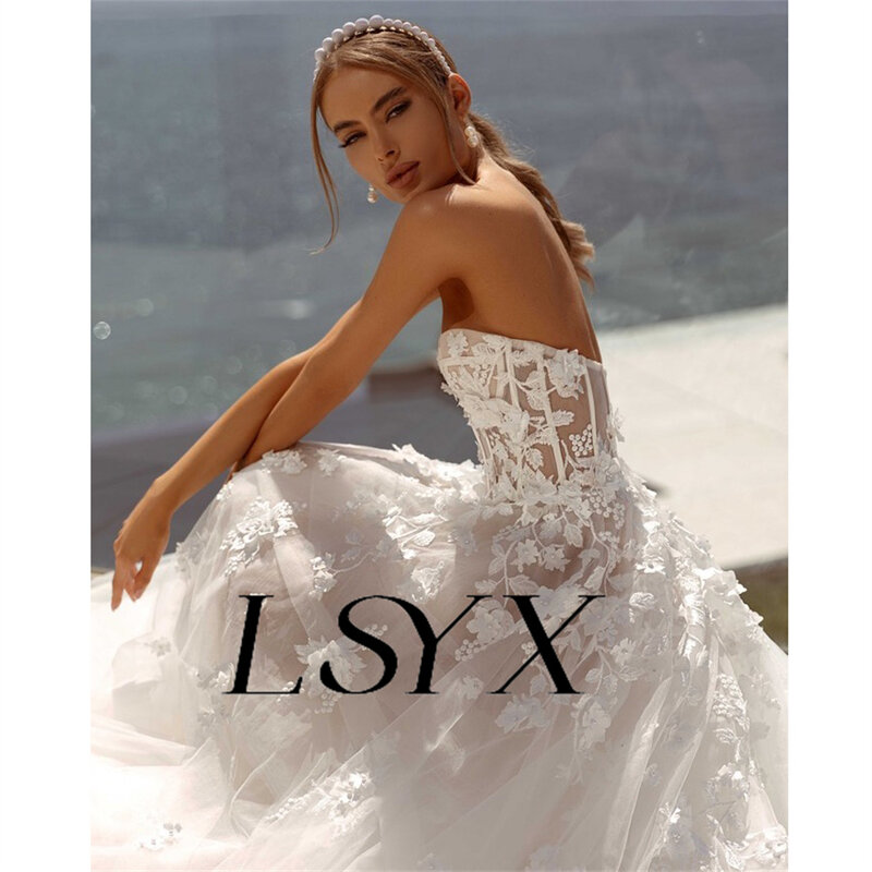 LSYX-فستان زفاف بدون حمالات من التل ، زهور ثلاثية الأبعاد ، زينة ، ثنيات ، ظهر a-line ، ذيل محكمة ، فستان زفاف ، مصنوع حسب الطلب