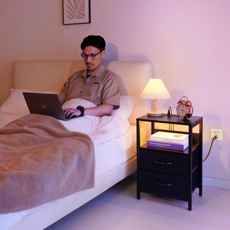 طاولة بجانب السرير مع محطة شحن ، درج قماش و LED ، منفذ USB ومقبس