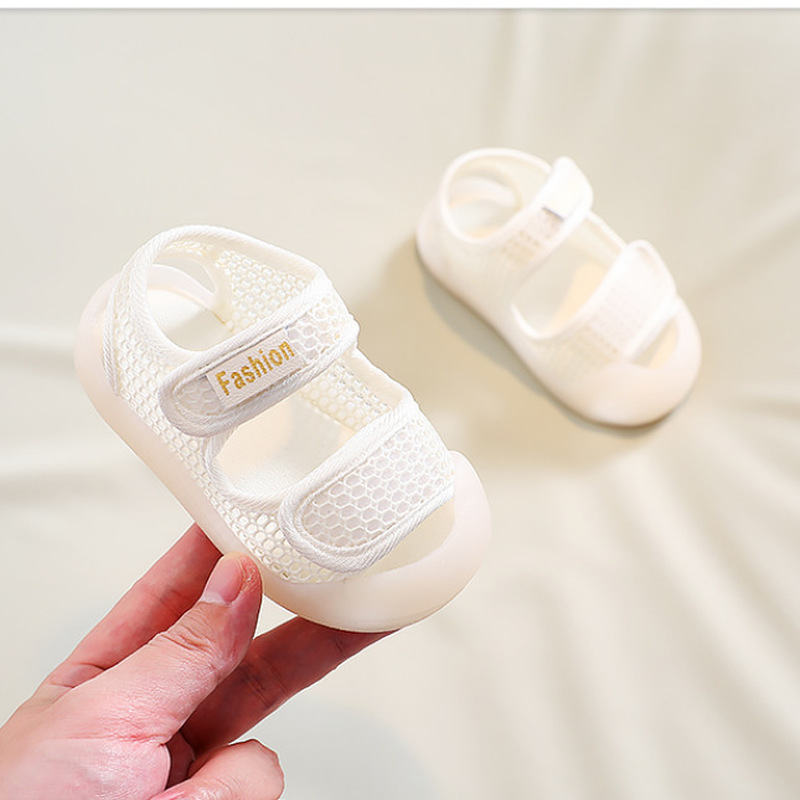 حذاء رياضي للأطفال الصغار موضة جديدة صيفية صنادل أطفال للأولاد والبنات قابلة للتنفس بلون سادة أحذية لينة سوليد مضادة للانزلاق للأطفال