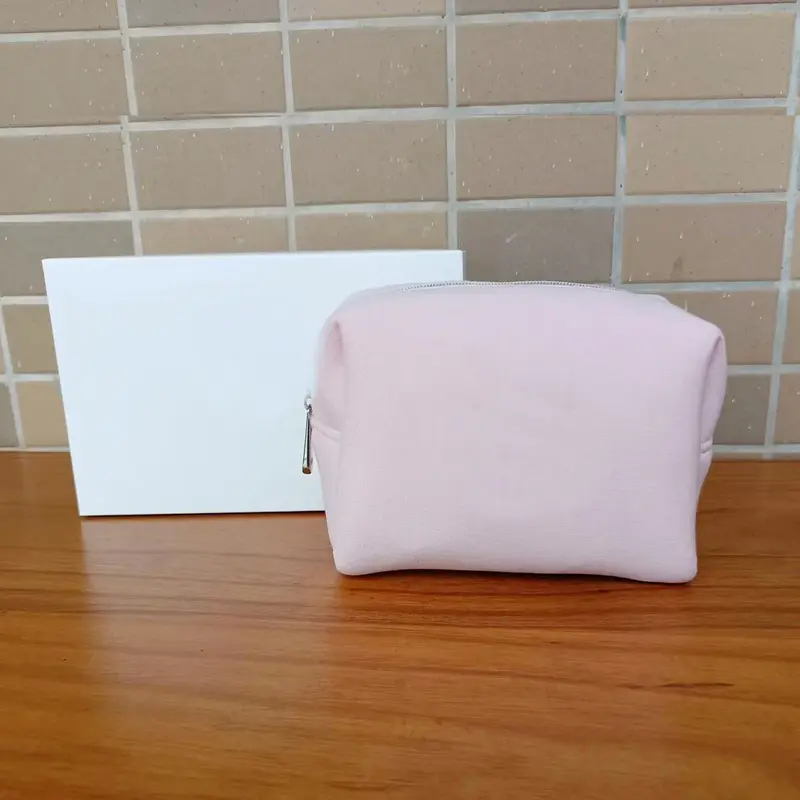 حقيبة تخزين مستحضرات التجميل العطرية باللون الوردي والأبيض ، حقيبة قطنية ذات مساحة بسيطة ، مكياج في اليد