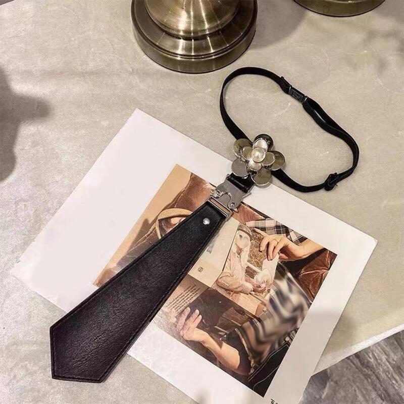 ربطة عنق معدنية بإبزيم معدني ، ربطة عنق من الجلد المقلد ، أسلوب فاك ، تصميم زهرة اللؤلؤ الصناعي ، قابل للتعديل