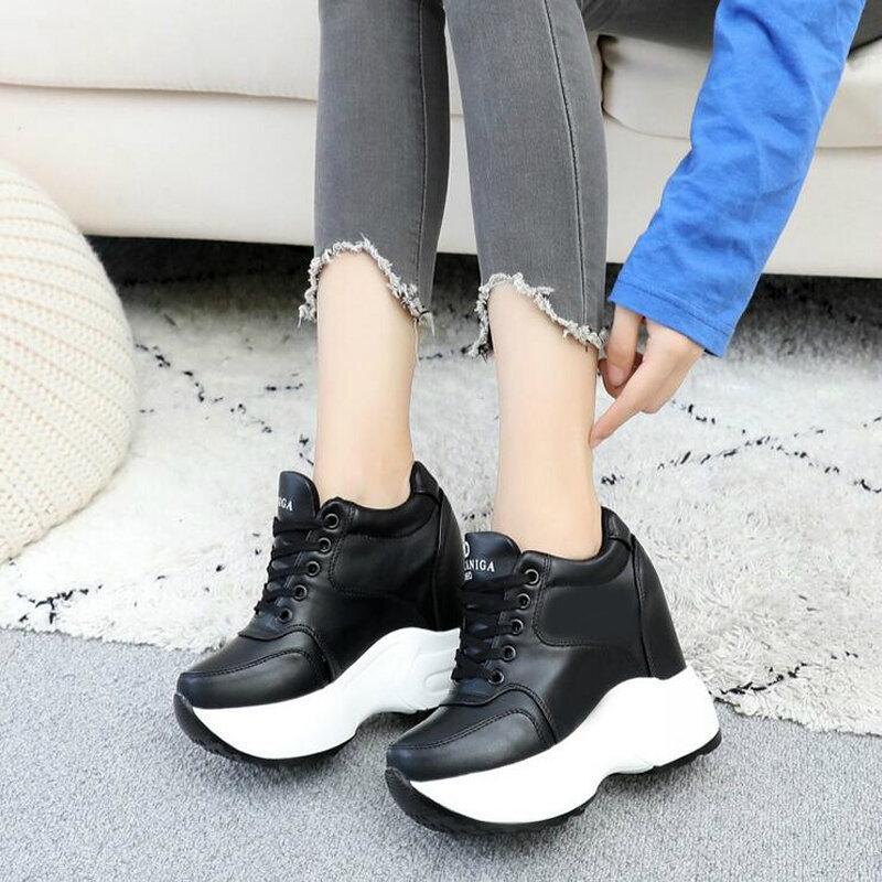 2023 جديد المرأة الكاحل أحذية ربيع الخريف بولي Leather الأحذية الجلدية امرأة منصة الارتفاع زيادة أحذية رياضية 10 سنتيمتر أسافين سميكة وحيد W705