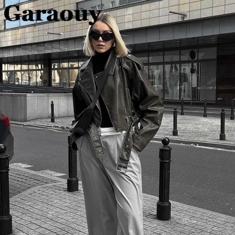 جاكت جلد صناعي جديد للربيع من Garaouy موضة 2023 للنساء بتصميم عتيق وأكمام قصيرة مع سحّاب على شكل حزام معاطف لسائقي الدراجات النارية ملابس خروج عصرية
