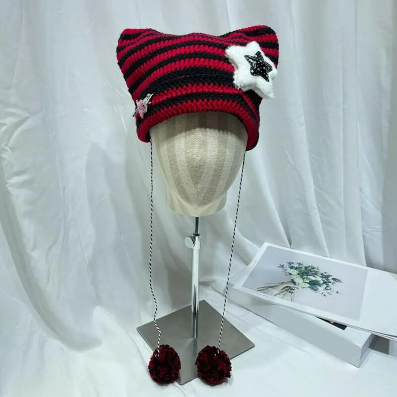 القط الأذن محبوك قبعة صغيرة مع أفخم الكرة قلادة ، مخطط طباعة قبعة ، تصميم النمط الياباني ، الخريف والشتاء