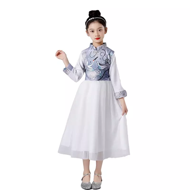 فتيات في فستان أبيض لطلاب المدارس الابتدائية والثانوية ، تلاوة شعر ، أزياء جوقة ، على الطراز الصيني