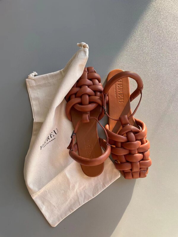 HEREU جودة المنسوجة أحذية نسائية المتخصصة جديد الصيف جلد طبيعي موضة بسيطة لينة عطلة الشاطئ شقة الصنادل الرومانية المرأة