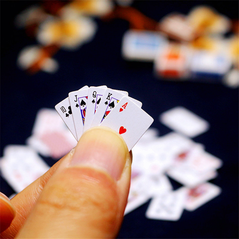 3 مجموعة بطاقات لعب البوكر المصغرة نمط عشوائي 1:12 دمية مصغرة لطيف ألعاب مصغرة لعبة البوكر الصغيرة لطيف لبيت الدمى