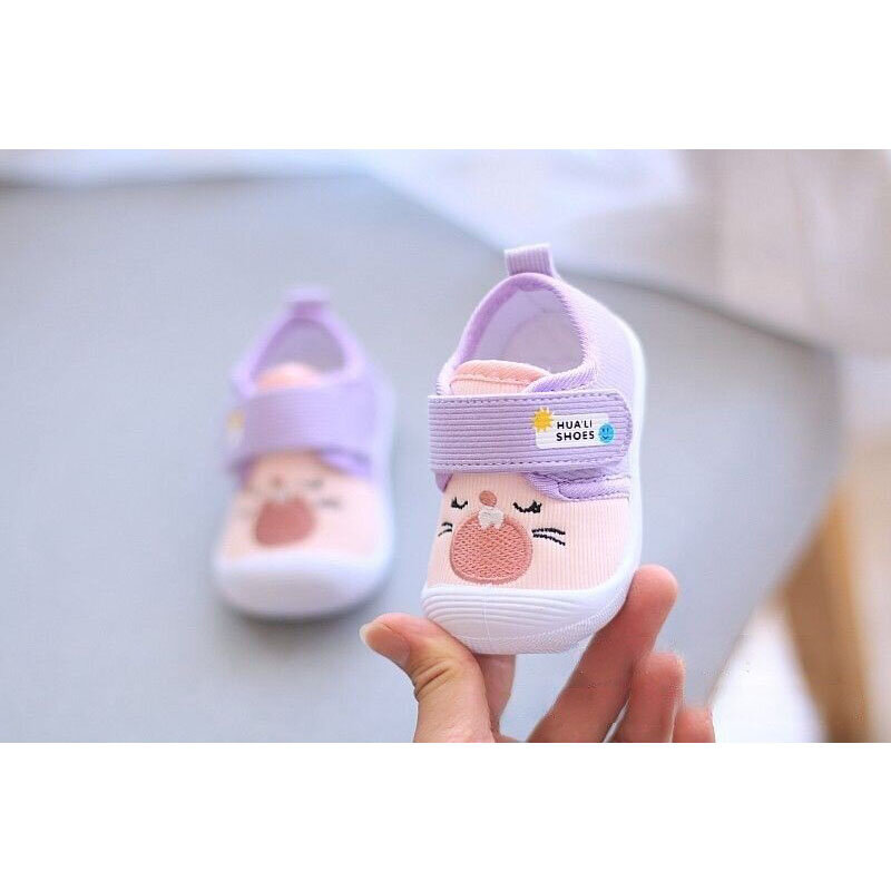 أحذية للأطفال الرضع برسوم كرتونية مضادة للركل أحذية رياضية ناعمة وصغيرة للأطفال الصغار أحذية غير زالقة للأطفال الصغار