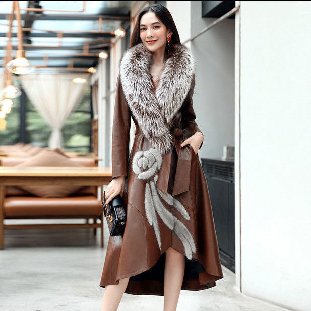 2022 الخريف والشتاء معطف جلد جديد المرأة طويلة فوق الركبة النسخة الكورية ضئيلة حجم كبير الثعلب الفراء خندق معطف العصرية