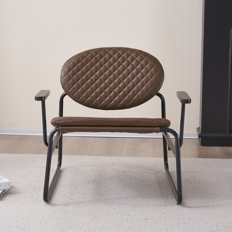 كرسي مريح عصري بني داكن منجد ، إطار معدني ، تصميم بيضاوي للظهر ، كرسي بذراعين أنيق لغرفة المعيشة