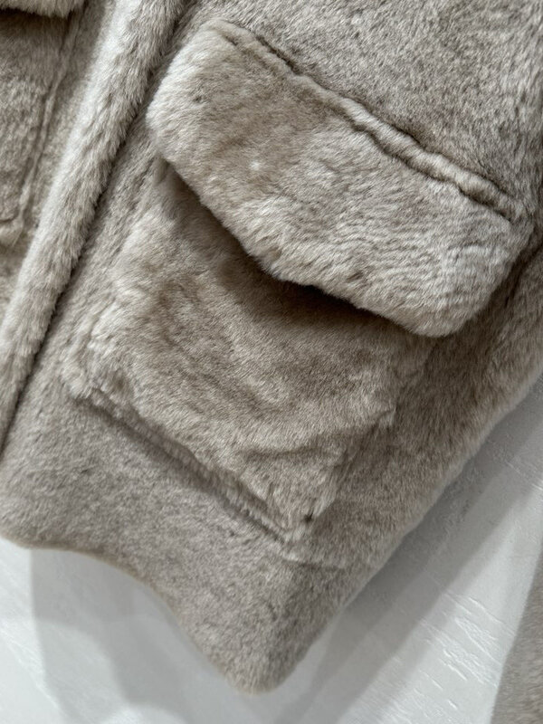 معطف فرو قصير بتصميم غير متماثل ، رقبة مستديرة ، شكل فضفاض ، جيوب كبيرة ، دافئ ومريح ، جديد ، 2023 ، شتاء ، 1024