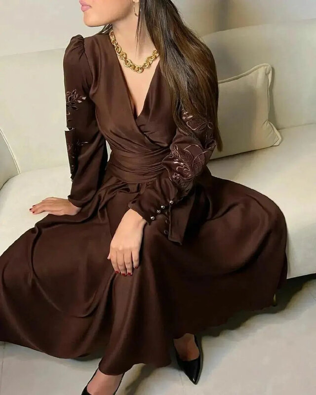 فستان حفلة موسيقية برقبة على شكل حرف V ، فستان Quinceanera مطرز ، ثوب مناسب حسب الطلب ، فساتين السهرة متوسطة الطول ، ثوب المملكة العربية السعودية