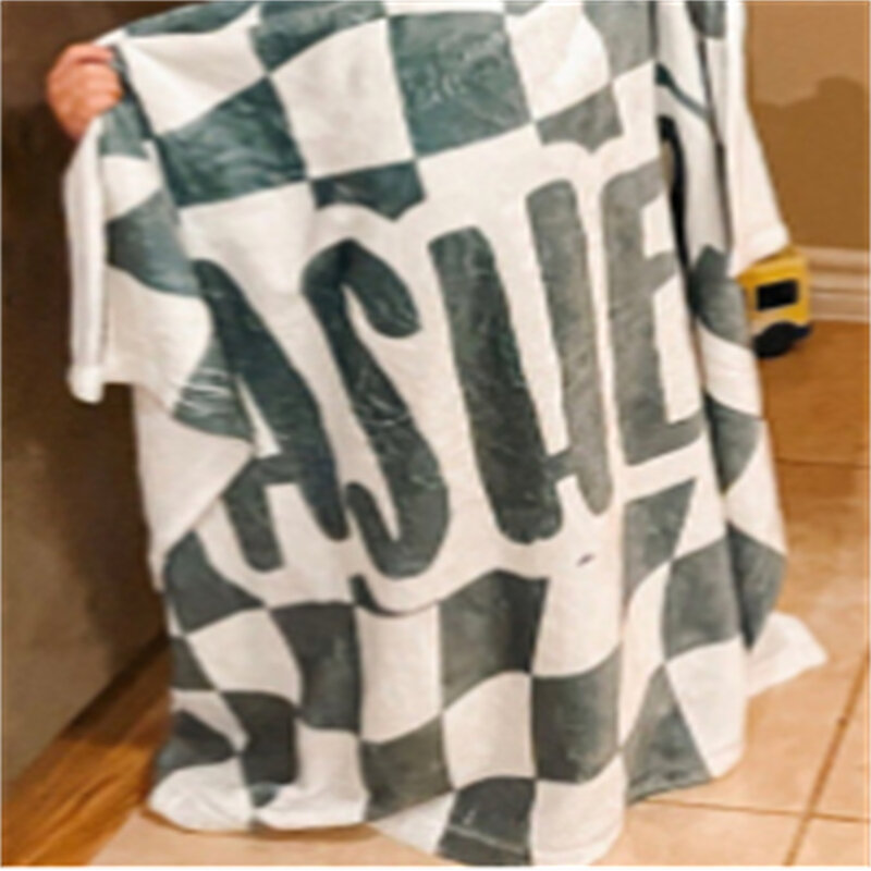 بطانية الفانيلا المخصصة مع اسم لتكييف الهواء ، رقعة الشطرنج ، غطاء أريكة ، هدية شخصية