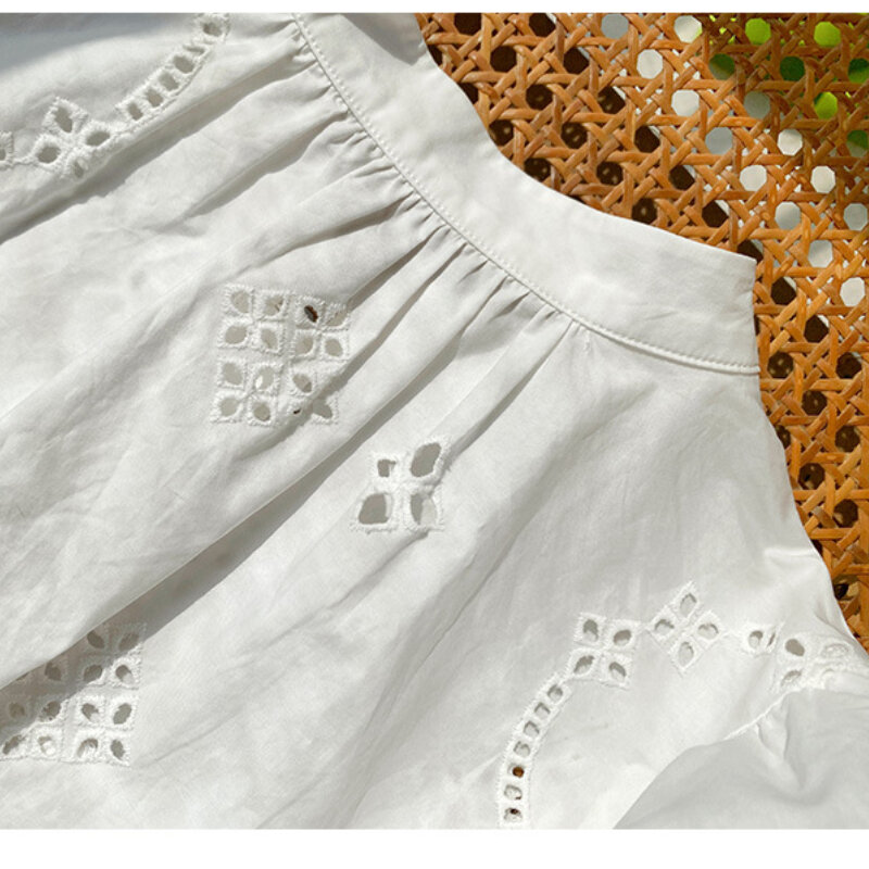 فرينشي-بلوزة بيضاء نسائية على شكل فراشة ، بلوزة مجوفة من الأعلى ، ملابس للعطلات ، الربيع ، الصيف ، من الخارج