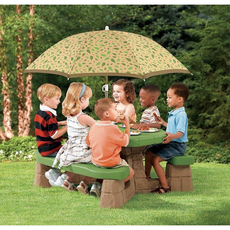 طاولة نزهات مرحة بشكل طبيعي مع مظلة