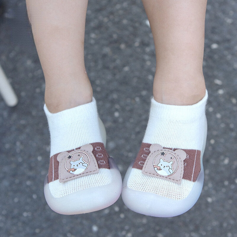 الوليد طفلة أحذية 2022 ربيع جديد جديد طفل حذاء طفل صغير الأطفال الجوارب حذاء طفل صبي عدم الانزلاق جوارب يمكن السير بها على الأرض الأحذية الهدايا