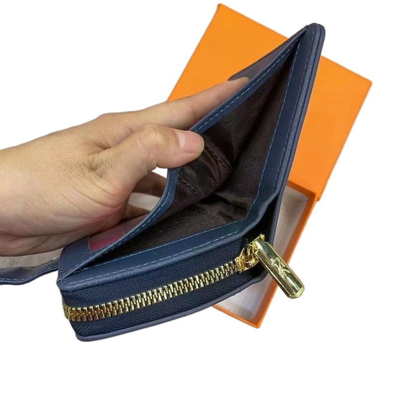 حقيبة بطاقة هوية متكاملة للإناث ، حقيبة بطاقات مربعة صغيرة قصيرة الطراز ، حقيبة عملات معدنية متعددة الوظائف على شكل دب صغير