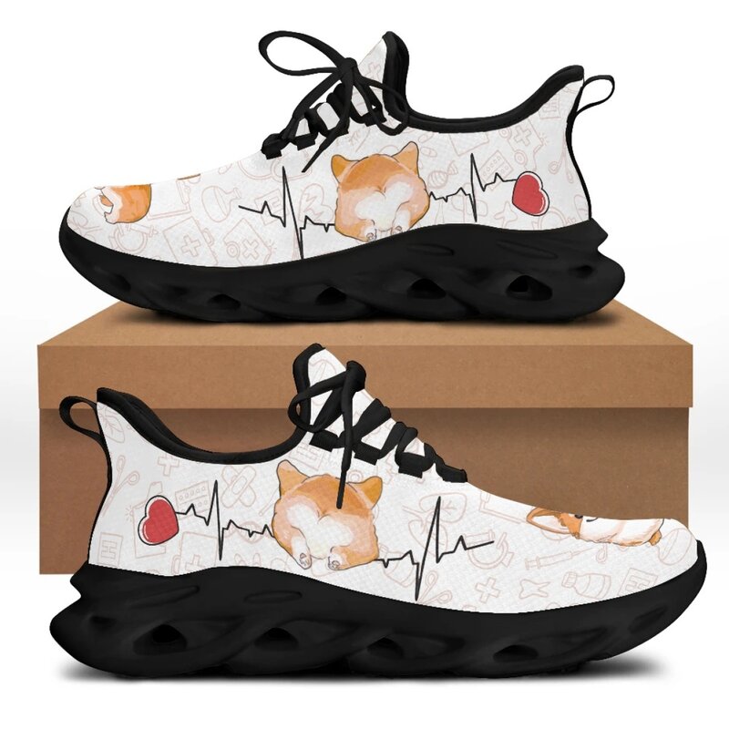 Yikeluo السيدات نمط جديد الدانتيل يصل شبكة سوينغ أحذية رياضية معدات طبية الحب الكلب الطباعة الأحذية الإناث منصة الأحذية النسائية