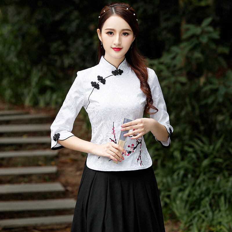النمط الصيني تانغ الملابس الإناث Vintage التطريز الأزهار Mandarin طوق قميص الرجعية بلوزات الساتان حجم كبير 3XL- 5XL