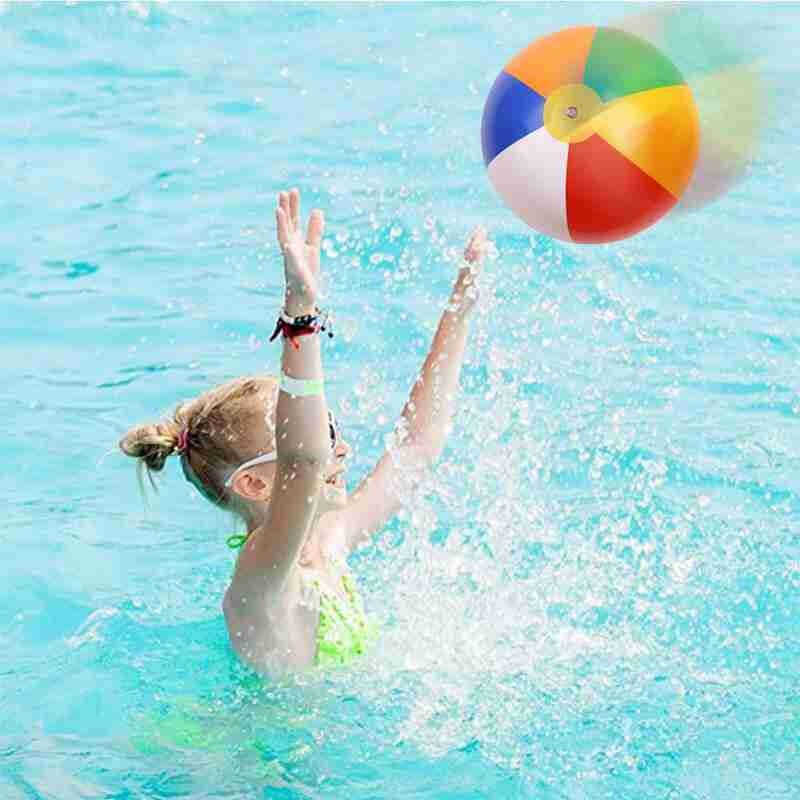 حمام سباحة خارجي وألعاب كرة قابلة للنفخ على الشاطئ ، الدعائم الرياضية الممتعة ، لعبة الكرة الطائرة الشاطئية ، التفاعل بين الوالدين والطفل ، الصيف